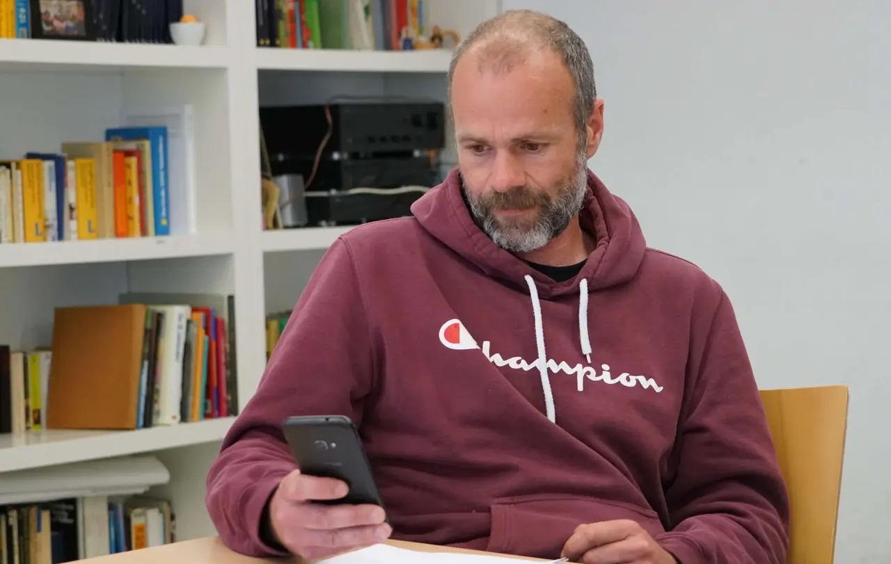 Das Handy wird als Arbeitsmittel auch für den Sozialpädagogen immer wichtiger. Es kann aber die räumliche Nähe nicht ersetzen.