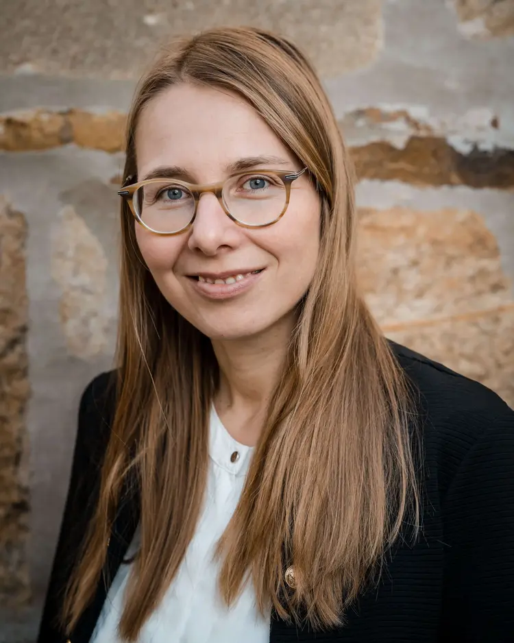 Für die Basisbibel hat Pfarrerin Tina Arnold mehrere Texte in einfache und bildhafte Sprache übersetzt. Im Interview erzählt sie von den Schwierigkeiten und Freuden.