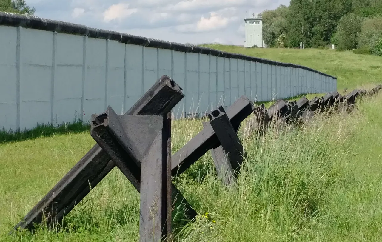 Das Grenzdenkmal zwischen dem sachsen-anhaltinischen Hötensleben und dem niedersächsischen Schöningen vermittelt noch ein authentisches Bild der einstigen Grenze.