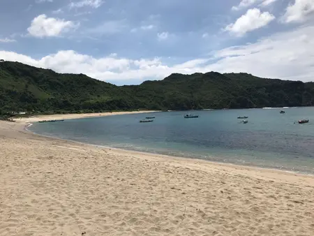 Langer Sandstrand in Kuta auf Lombok