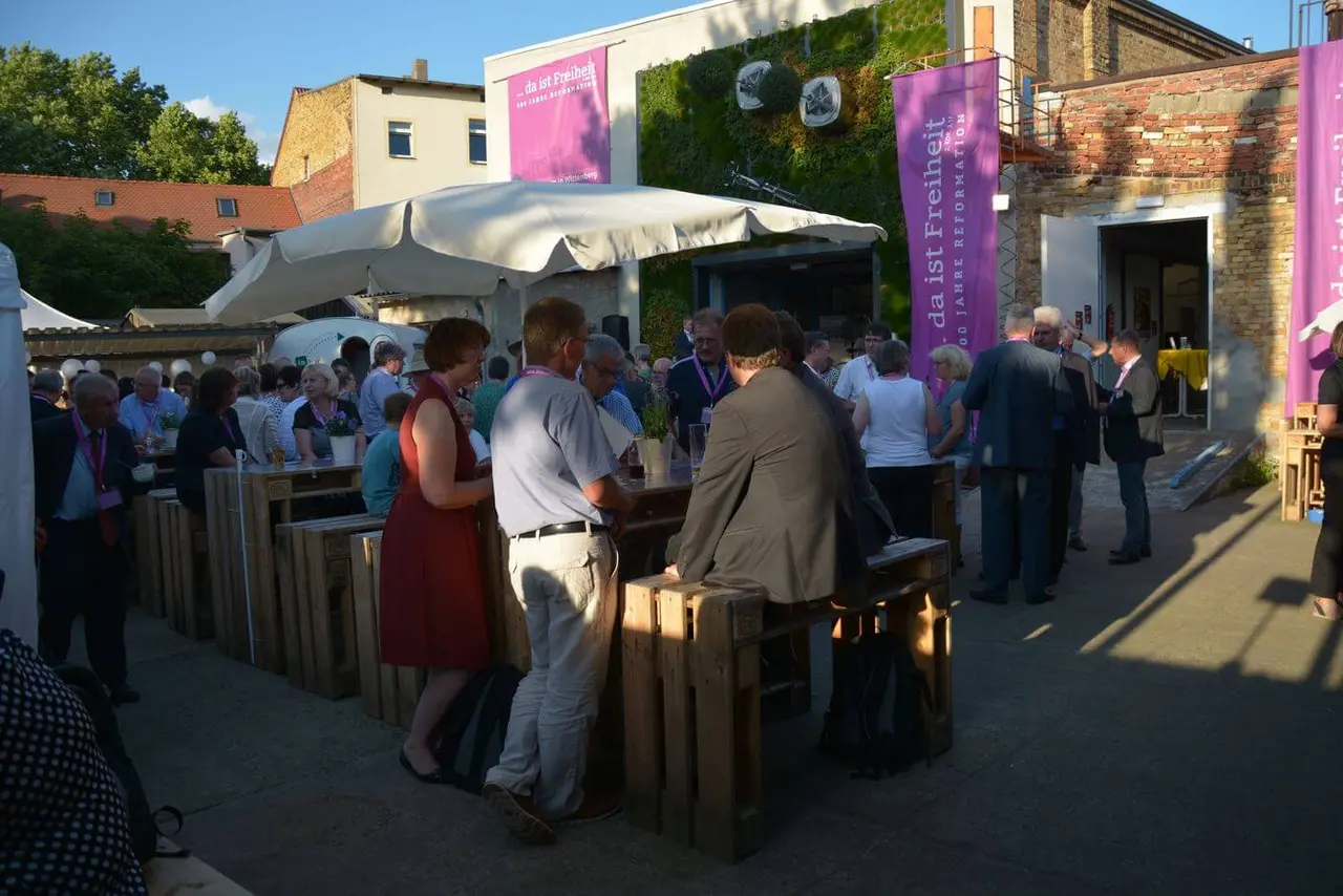 Württemberg in Wittenberg Volles Haus auch vor der Halle in Wittenberg. Im Hintergrund die horizontal wachsenden Bäume.