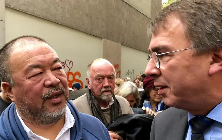 Ai Weiwei und Dieter Kaufmann nach der Filmvorführung von Human Flow in Stuttgart.