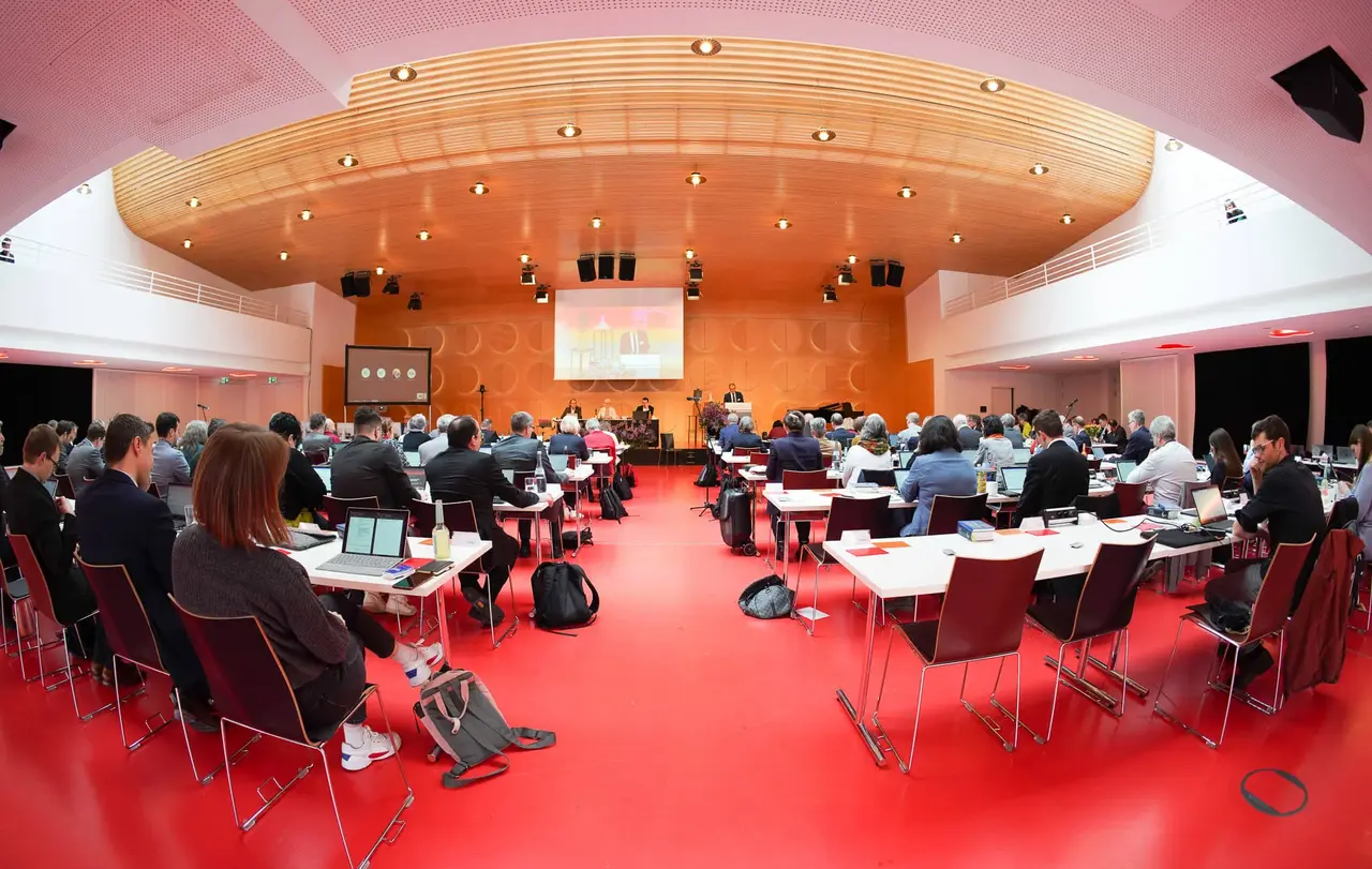 Die Synodalen tauschten sich vor dem Hintergrund des jüngsten Berichts des Weltklimarates (IPCC) zu der Frage aus: „Wo stehen wir als Kirche?“ Dabei brachten die Synodalen auch Erfahrungen aus ihrem privaten und beruflichen Umfeld ein.