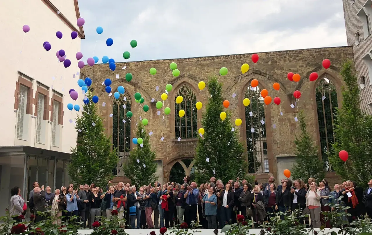 99 Luftballons im Zeichen des Regenbogens