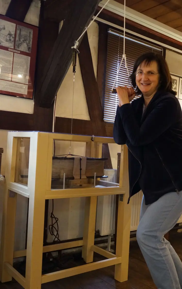 Die Bibel immer im Gepäck. Manchmal war sie etwas schwer, wie Dorothea Vinçon, die Präsidentin der Deutschen Waldenservereinigung, demonstriert.