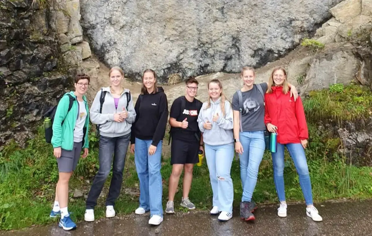 Foto kurz vor einem Höhlenbesuch auf der Jugendfreizeit der Gemeinde. Die Kirchengemeinderätin ist die Zweite von rechts.