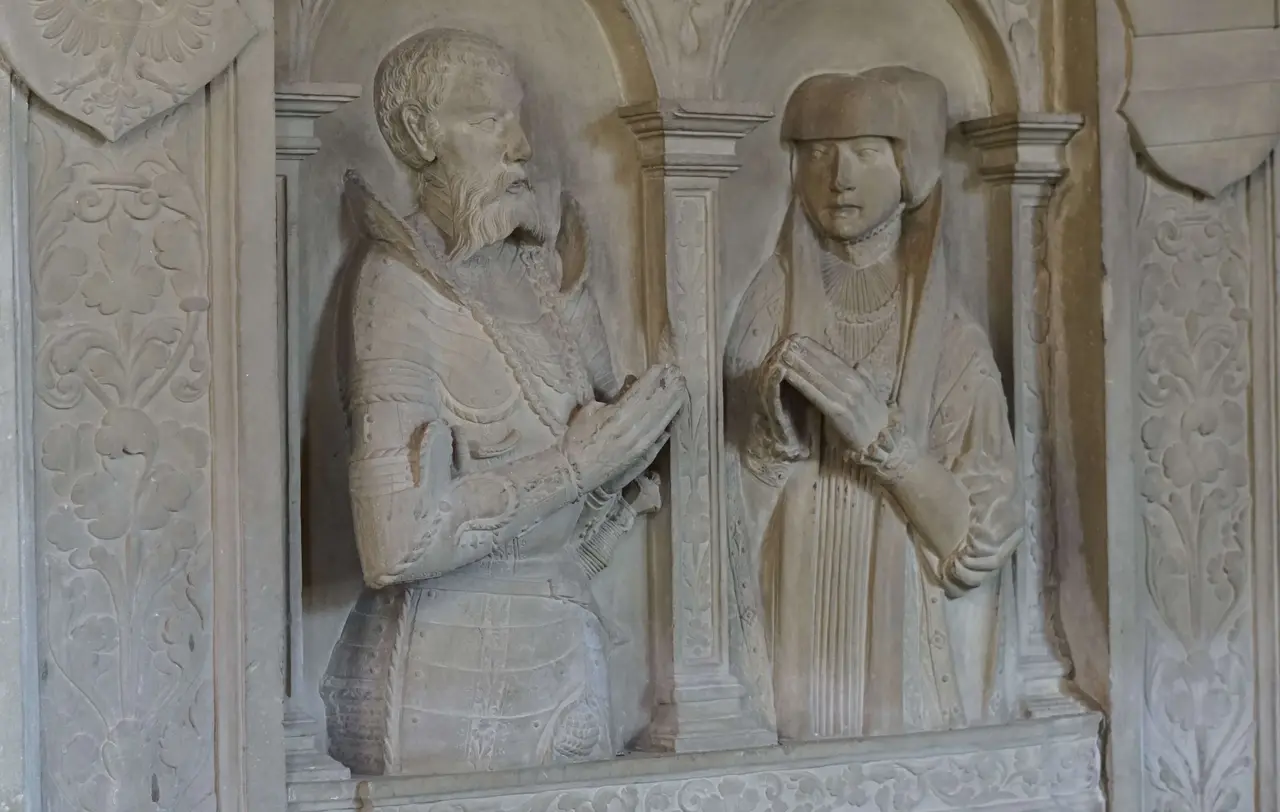 Grabmahl des Balthasars von Gültlingen und seiner Frau Agnes in der Laurentiuskirche in Berneck. Balthasar von Gültlingen war mit Johannes Brenz befreundet und in seiner Stellung als Landhofmeister des Herzogs an der Einführung der Reformation Württemberg beteiligt.