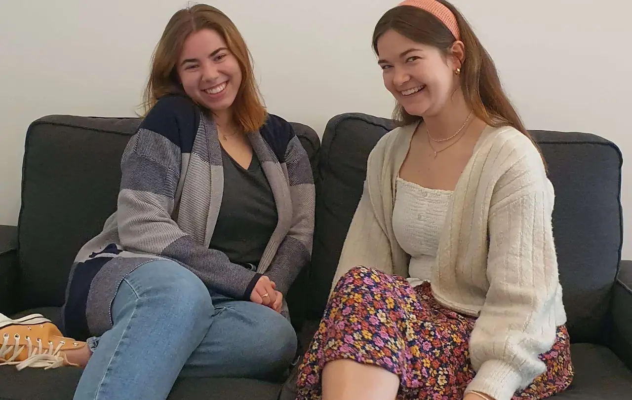 Seraphine W. (links) und Zoé W. haben ein Jahr lang Freiwilligendienst in der Stuttgarter KesselKirche geleistet.