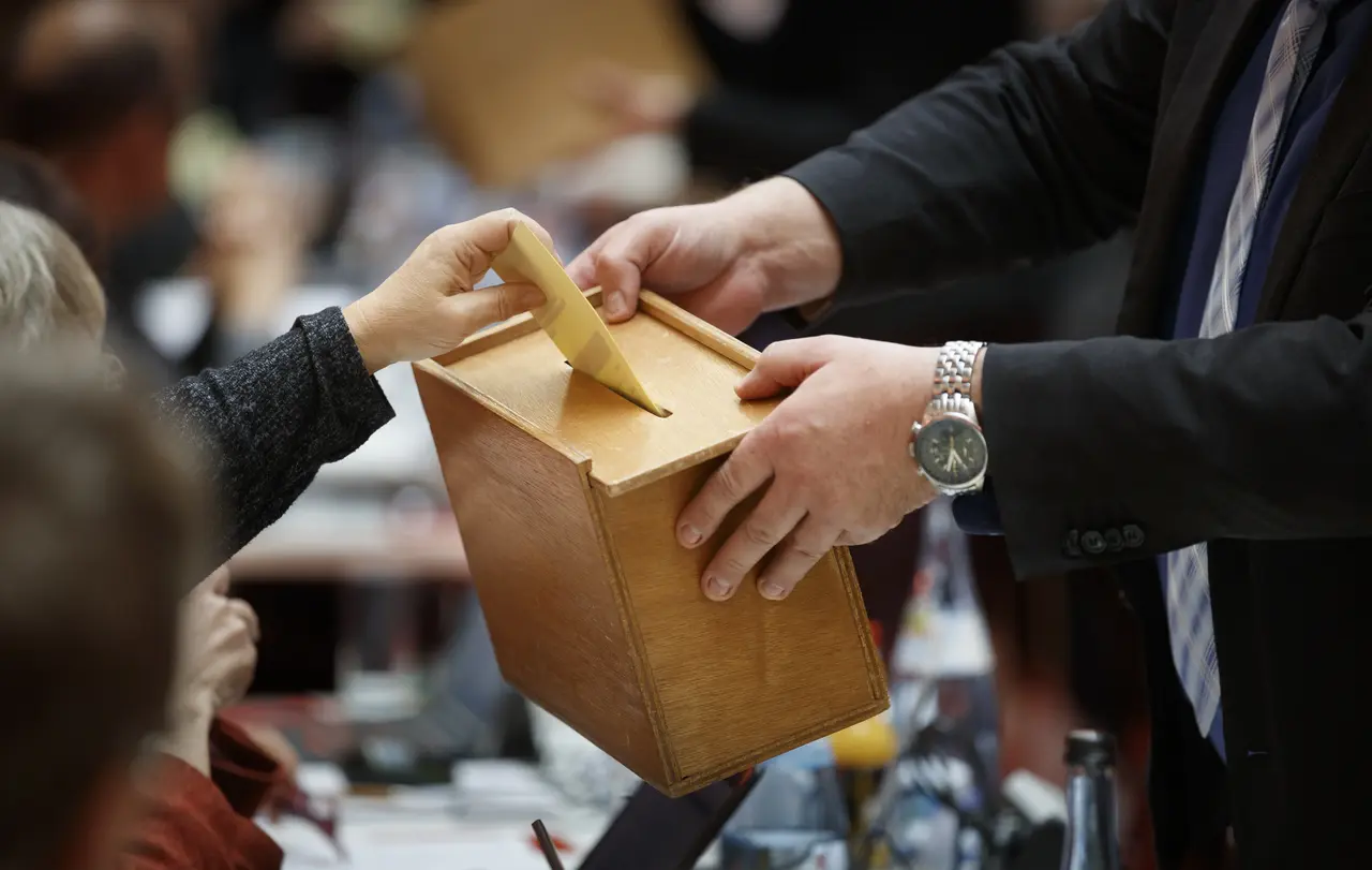 In einer geheimen Abstimmung stimmten die Landessynodalen über zwei Gesetzentwürfe zur Möglichkeit kirchlicher Amtshandlungen für gleichgeschlechtliche Paare ab.