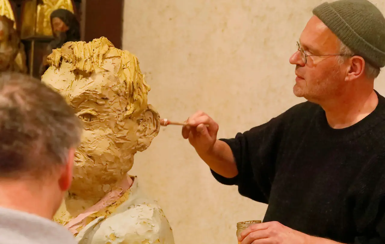 Mit jeder Schicht Ton, mit jedem Streichen und Formen, mit jedem Pinselstrich steigen Zuspruch und Anerkennung.