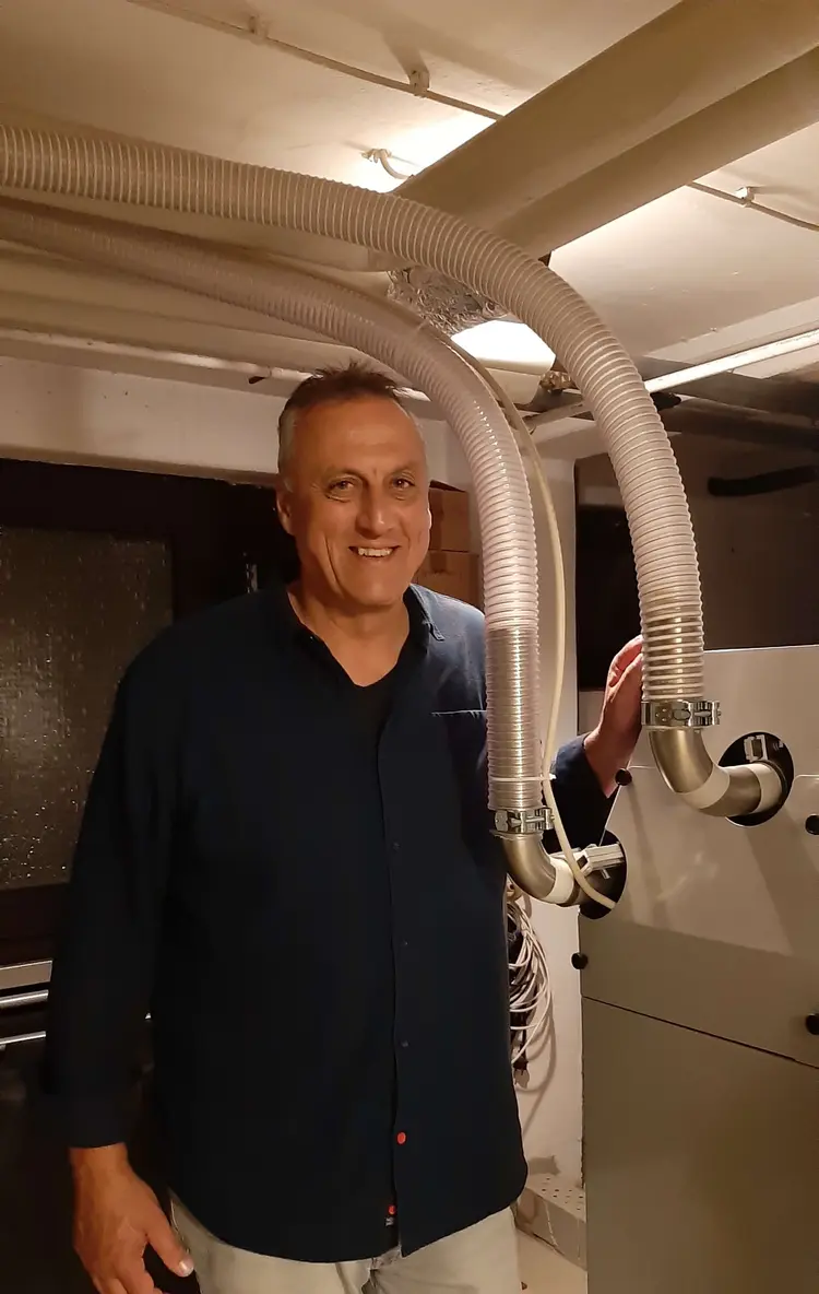 Mitte des kommenden Jahres wird die Heizung des Gemeindehauses von Öl auf Pellets umgestellt. Zu sehen ist der Umweltbeauftragte der Kirchengemeinde Großdeinbach, Ralf Fautz.