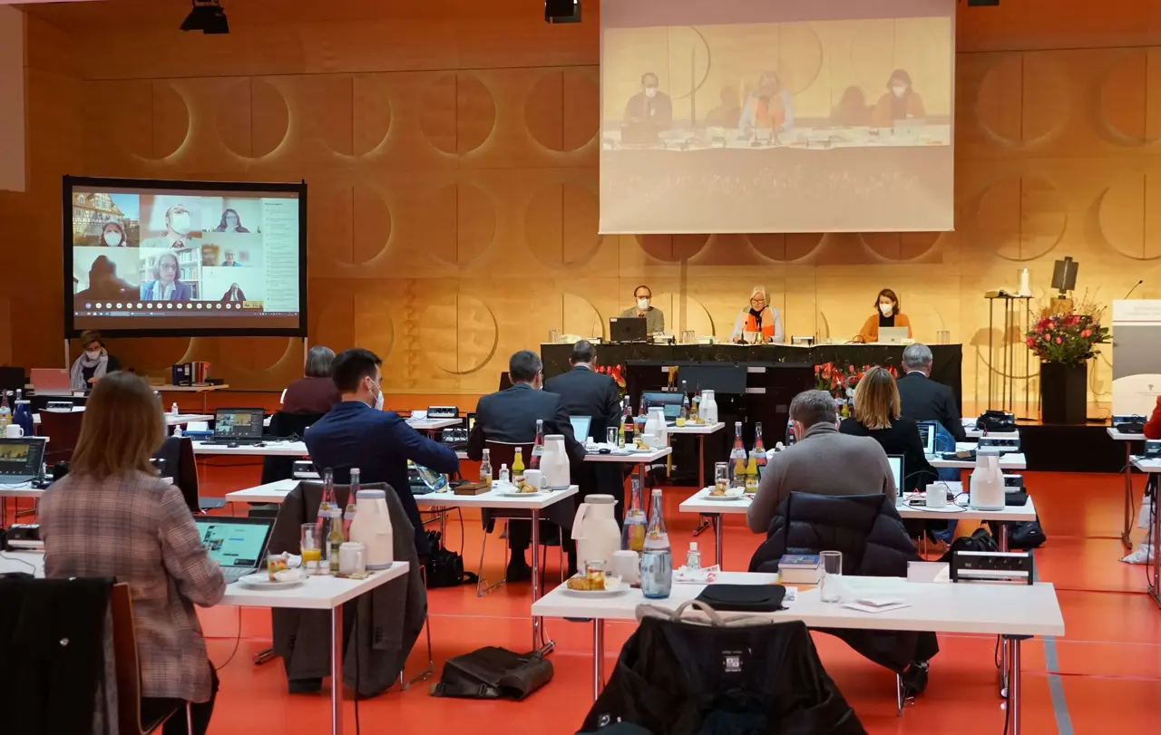Die meisten Synodalen nahmen digital an den Beratungen Teil. Vor Ort galten für alle Teilnehmenden Testpflicht und strenge Hygieneregeln.