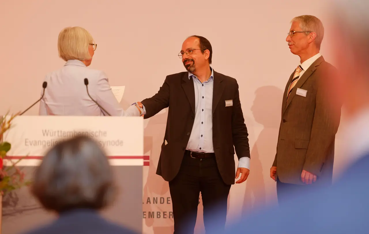 Synodalpräsidentin Sabine Foth verpflichtet die neuen Synodalen Dr. Thomas Gerold und Christoph Hillebrand.