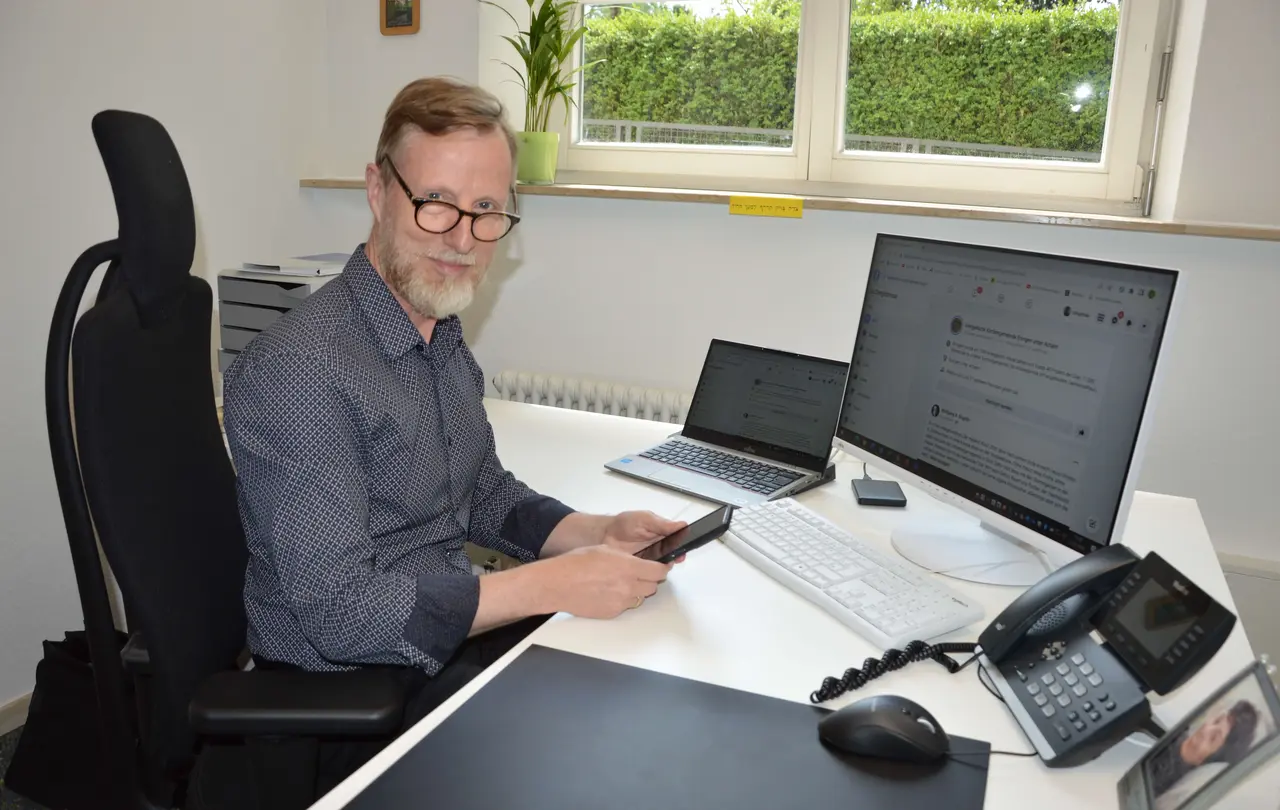 Schritt für Schritt zur digitalen Gemeinde - diesen Weg geht auch Pfarrer Johannes Eißler mit seinem Team der Ev. Kirchengemeinde Eningen unter Achalm.