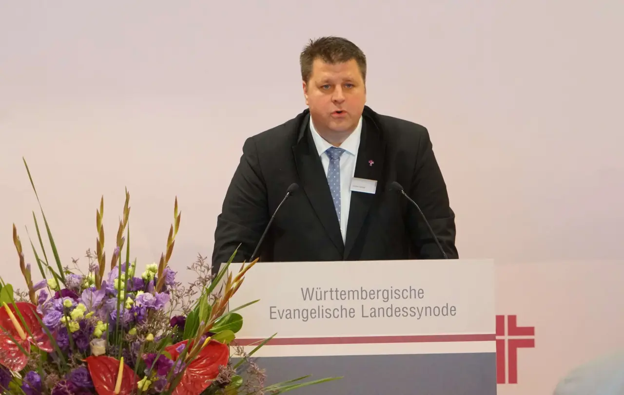 Oberkirchenrat Christian Schuler bei seinem Bericht.