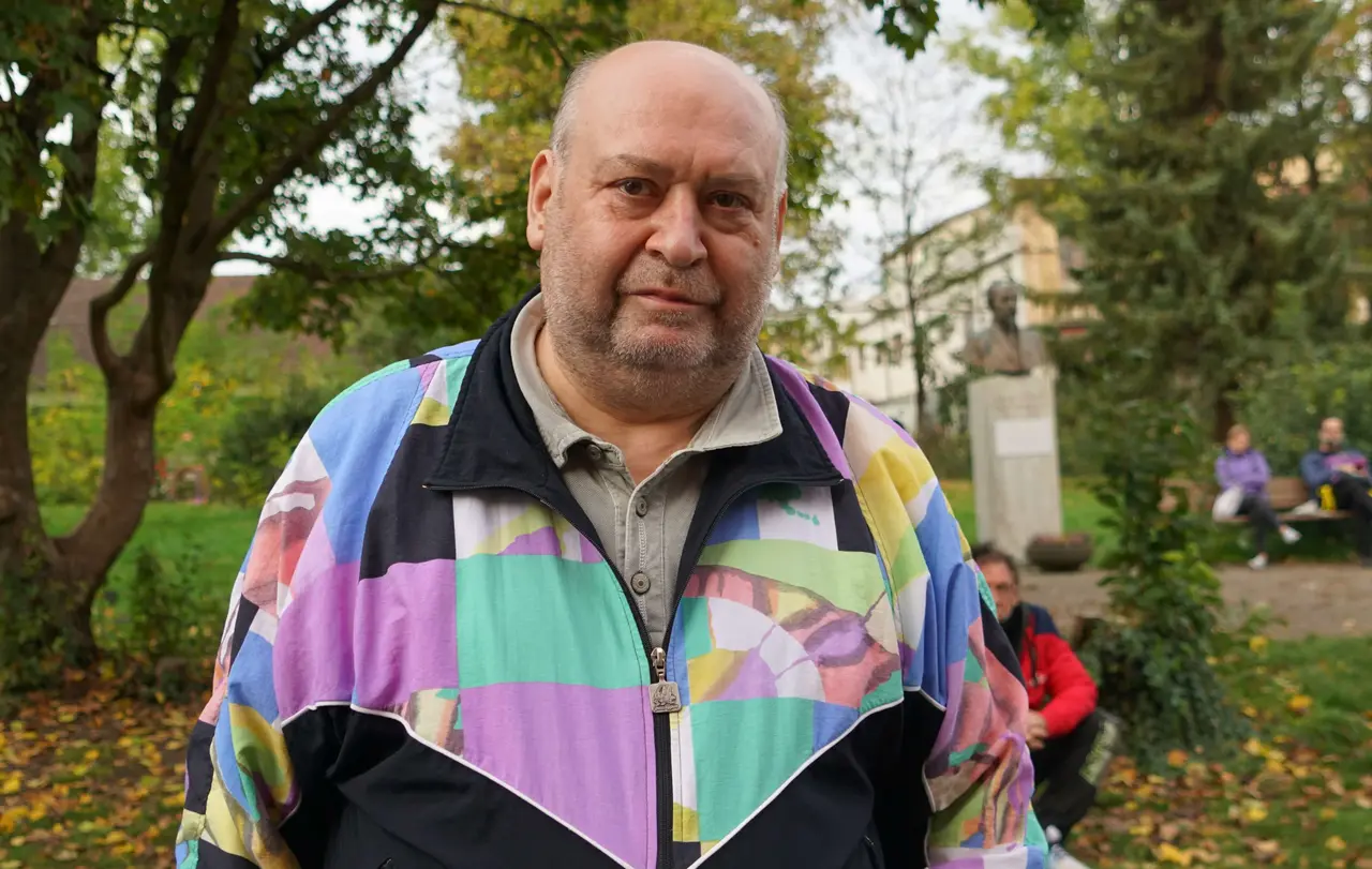 Kunde Roland Eger kommt zweimal in der Woche früh zur Tafel. „Weil dann noch mehr da ist“, sagt er. Doch warten muss er trotzdem.