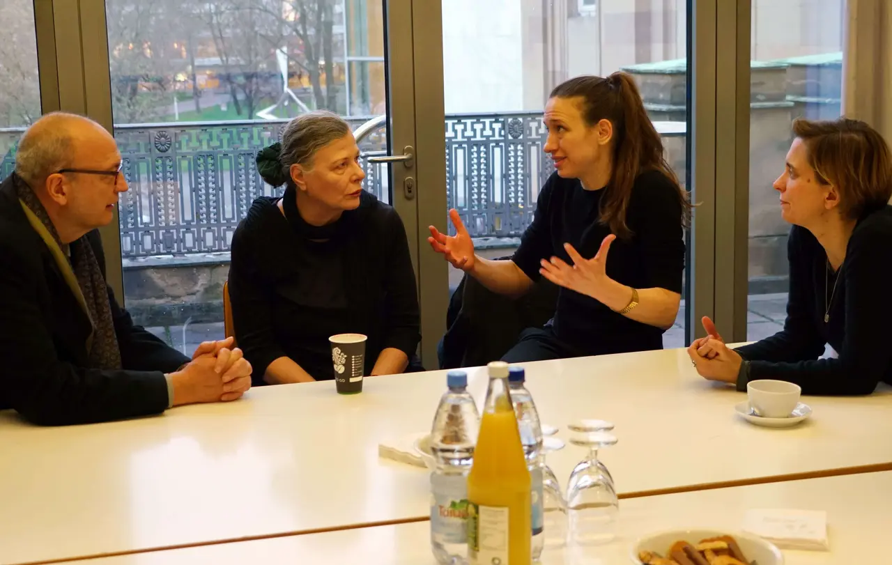 Auch nach dem offiziellen Ende des Werkstattgesprächs gingen die Diskussionen weiter: Schauspielerin Therese Dörr (2.v.r.) im Gespräch mit Theater-Kolleginnen und Kirchenrat Georg Eberhardt, dem persönlichen Referenten von Landesbischof July.