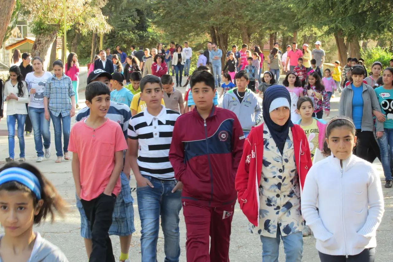 Die Schneller-Schulen besuchen gemeinsam christliche, muslimische und drusische Kinder, Schiiten und Sunniten, Orthodoxe, Katholiken und Protestanten, Jungen und Mädchen.