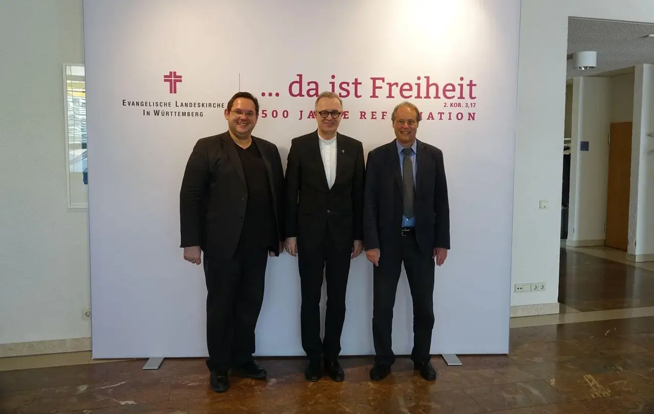Daniel Obst, Landesbischof July und Ernst Amann-Schindler (v.l.n.r.)
Landesbischof July hat Daniel Obst und Ernst Amann-Schindler erneut als Vorsitzende Richter am Kirchengericht für mitarbeitervertretungsrechtliche Streitigkeiten eingesetzt und verpflichtet.