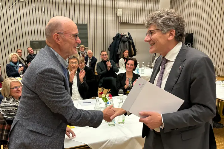 Fritz Schuller (l.) und Landesbischof Ernst-Wilhelm Gohl (r.)