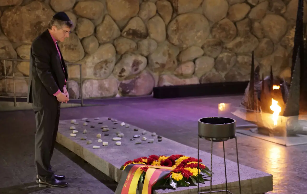 Landesbischof Gohl hat in der Halle der Erinnerungen in der Holocaust-Gedenkstätte Yad Vashem einen Kranz niedergelegt.