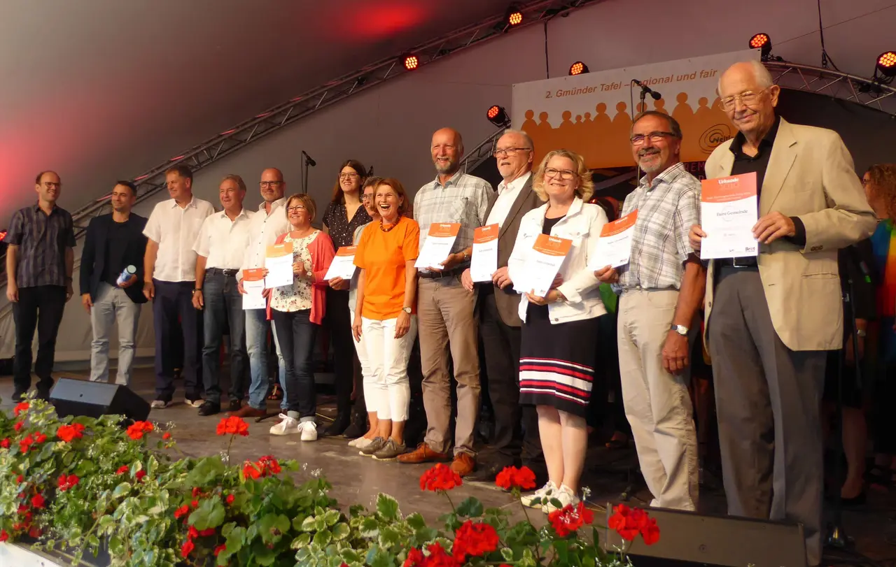 Vertreter von insgesamt sieben Kirchengemeinden nahmen im Rahmen eines Gottesdienstes zum 40-jährigen Bestehen des Weltladens in Schwäbisch Gmünd die Auszeichnung als „Faire Gemeinde“ entgegen.