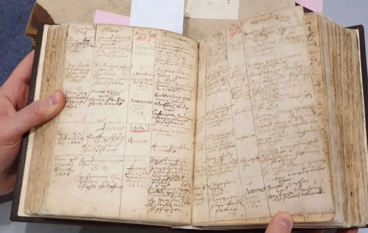 Kirchenbuch aus dem 17. Jahrhundert mit den Einträgen von Geburten, Hochzeiten und Sterbefällen.