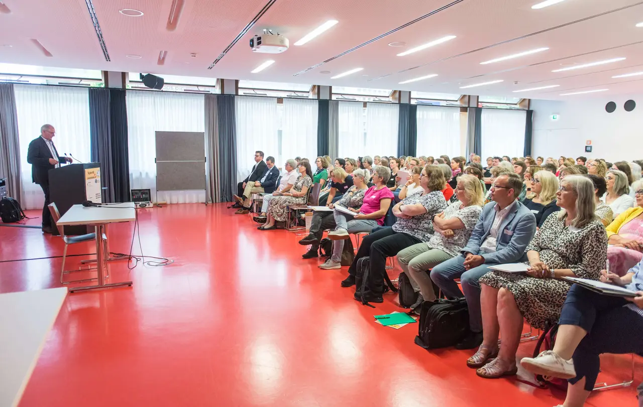 Oberkirchenrat Christian Schuler dankt den Anwesenden für ihren Einsatz