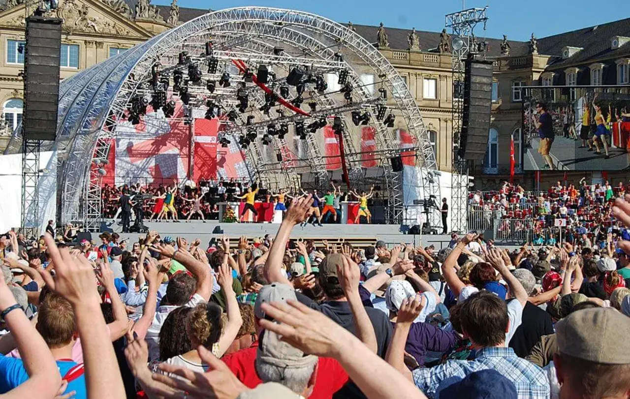 2015 feierten Tausende die Eröffnung des Kirchentags auf dem Stuttgarter Schlossplatz. In diesem Jahr ist Dortmund vom 19. bis 23. Juni die Gastgeberstadt des Deutschen Evangelischen Kirchentags.