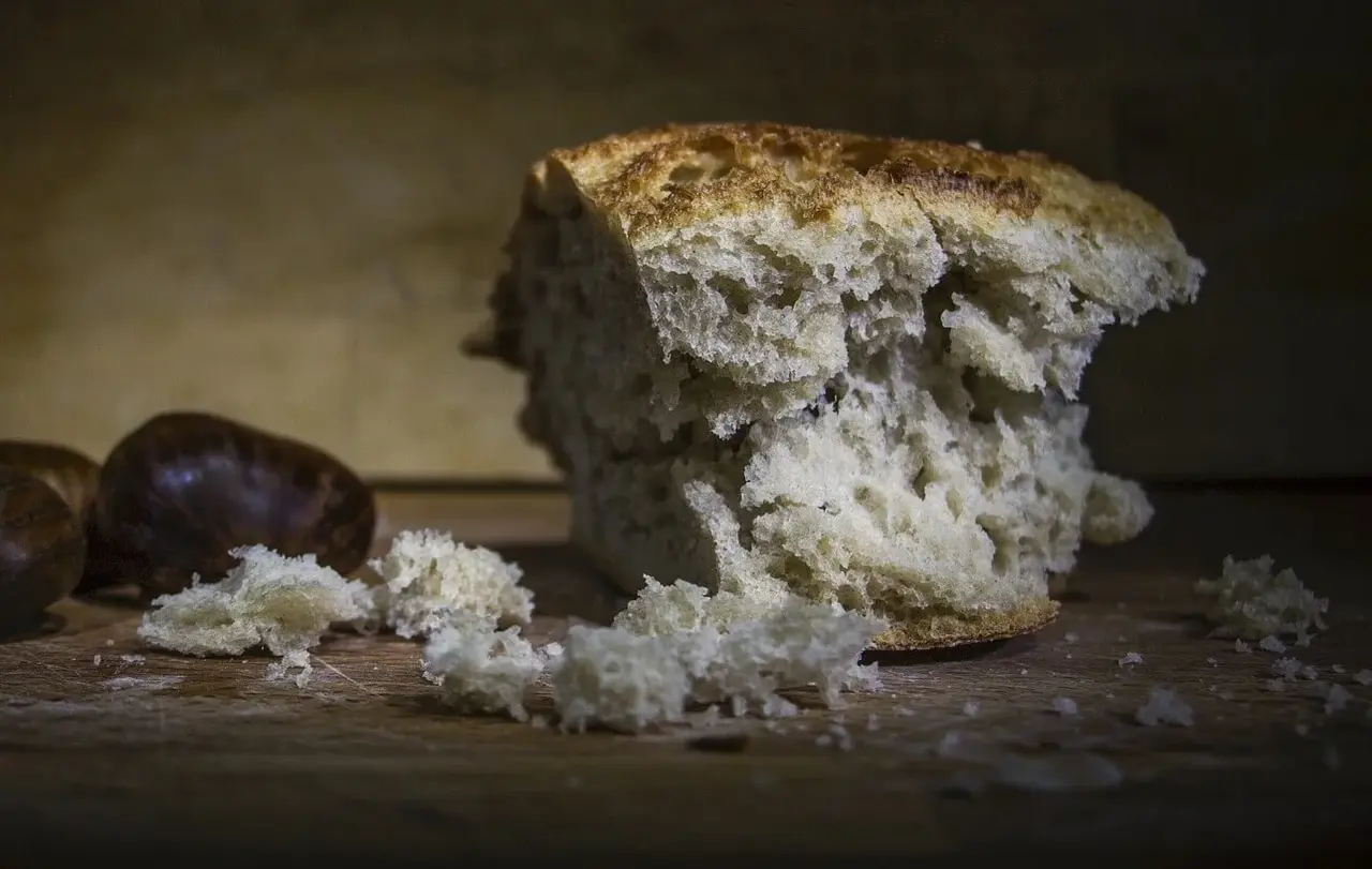 Erst beim Brechen des Brotes erkennen die Emmaus-Jünger, dass sie schon seit Stunden mit dem Auferstandenen zusammen sind.