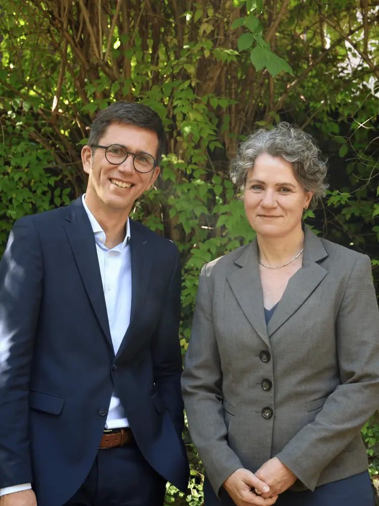 Dr. Thomas Schwieren und Ute Lachenauer sind federführend an den laufenden Immobilienprozessen ihrer Kirchen beteiligt. Bild: Diözese Rottenburg-Stuttgart / Lea-Theresa Berg