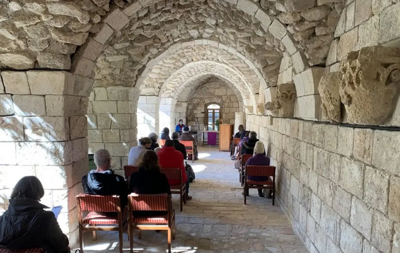 Die Evangelische Gemeinde Deutscher Sprache feiert seit kurzem wieder Gottesdienst vor Ort, im Kreuzgang. Seit 1. März sind Gottesdienste mit bis zu 50 Personen erlaubt, wenn sie draußen stattfinden.