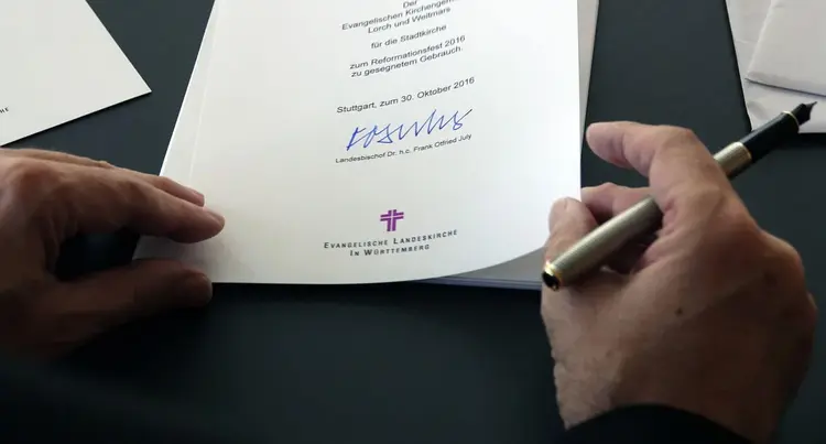 Landesbischof July hat alle 1800 Lutherbibeln mit einem persönlichen Grußwort versehen.