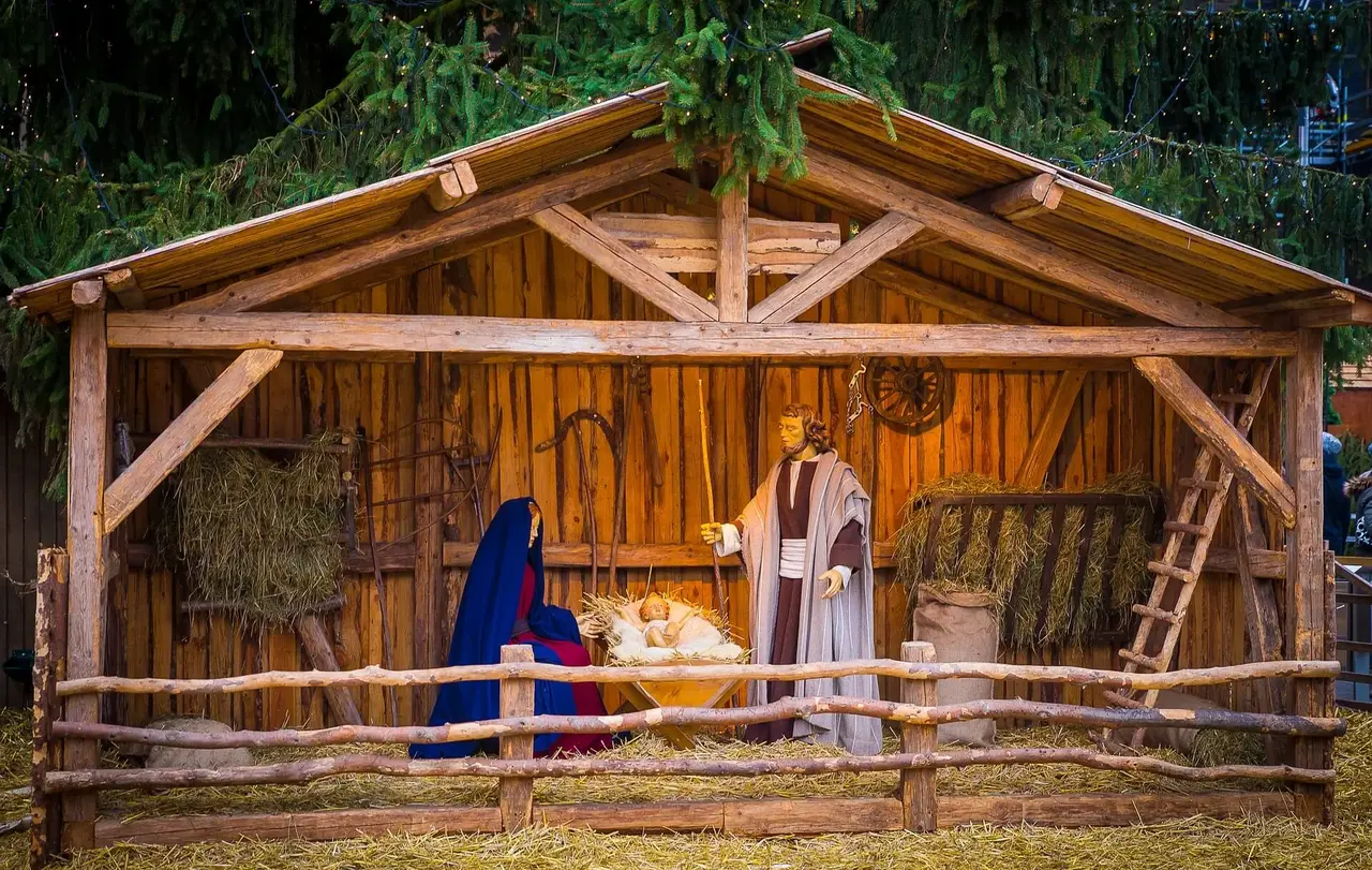 Geschnitzte oder auch lebensgroße Krippen wie hier auf dem Ulmer Münsterplatz sind etwas wunderbares - aber ein lebendiges Krippenspiel in der Kirche können sie nicht ersetzen.