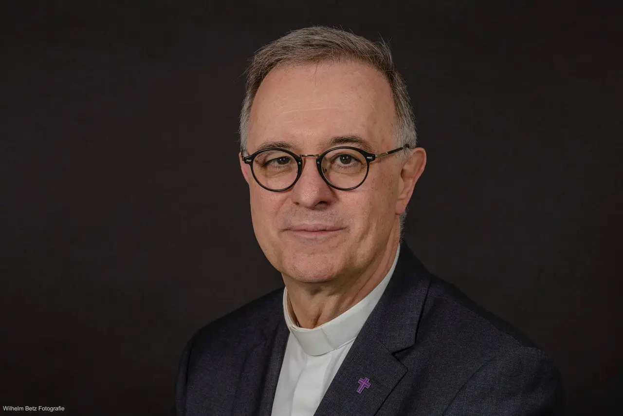 Landesbischof Dr. h. c. Frank Otfried July „Es ist noch Zeit, etwas von dem zurück zu geben, was wir bekommen haben", betonte July in Magdeburg.