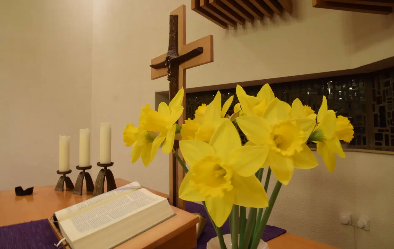 Österlich geschmückter Altar in der Johanneskirche in Manzen