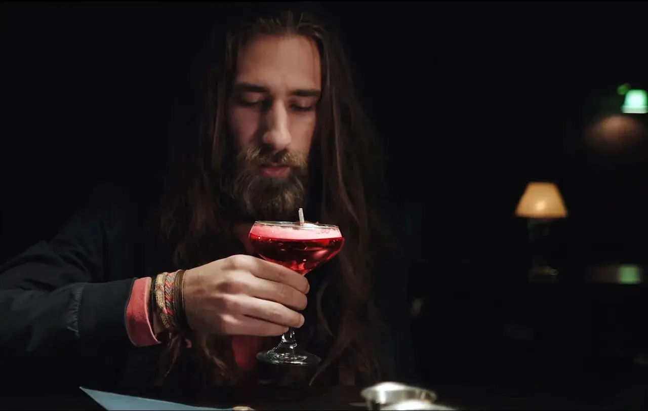 Ausschnitt aus dem 1:08 Minuten langen Kinospot zur Kirchenwahl - er spielt an einem für Kirche eher ungewöhnlichen Ort.