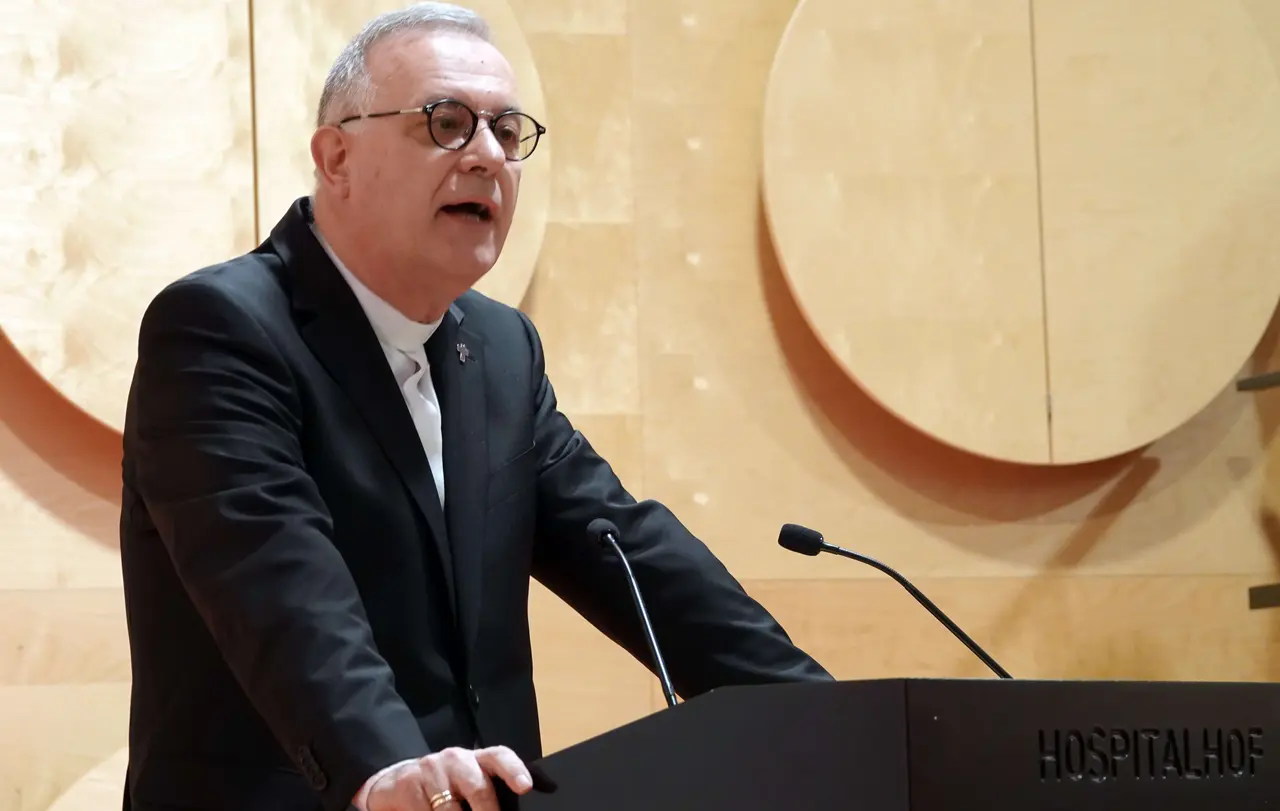 Landesbischof Dr. h. c. Frank Otfried July: „Auch wenn wir keine öffentlichen Gottesdienste feiern, ist Fürbitte und Hilfe für andere, in der Gemeinde und Nachbarschaft unser Auftrag. Dabei wissen wir uns von Gott getragen und setzen unser Vertrauen auf ihn.“