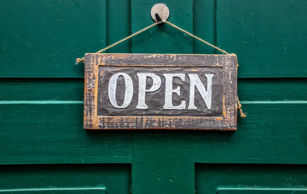 Die Gottesdienste der Landeskirche bleiben für alle Menschen offen und zugänglich.