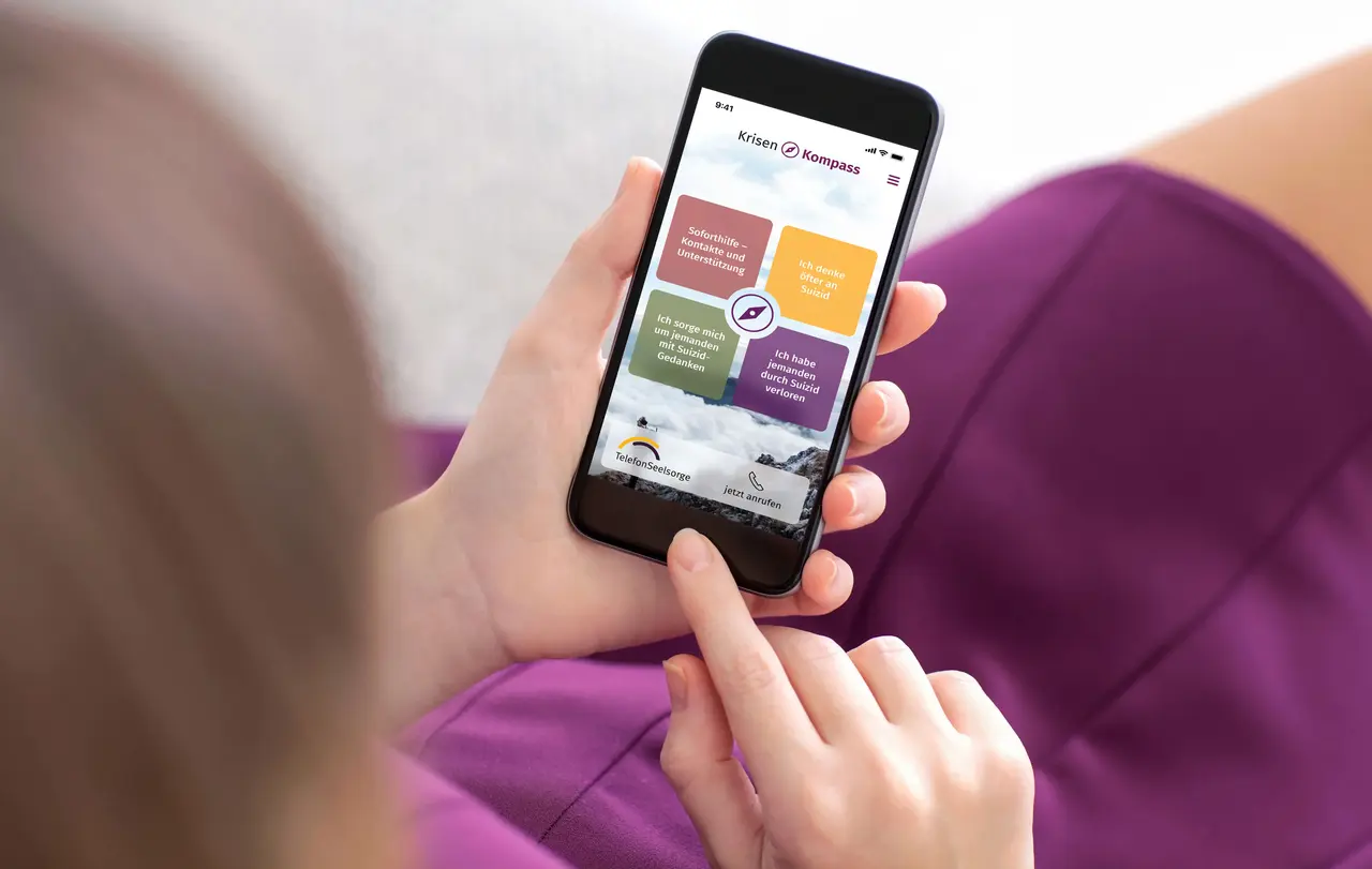 Die KrisenKompass App ist jederzeit und in Griffweite dabei, wenn mentale Hilfe nötig ist.