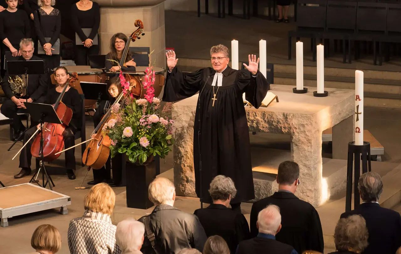 Landesbischof Gohl sprach auch den Segen in der Stiftskirche.
