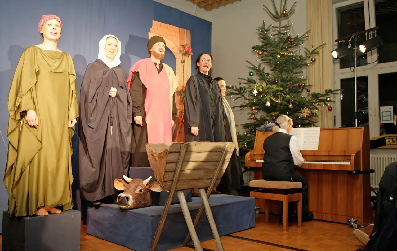 „Dein Theater“ unterhält mit einem Krippenspiel die Gäste.