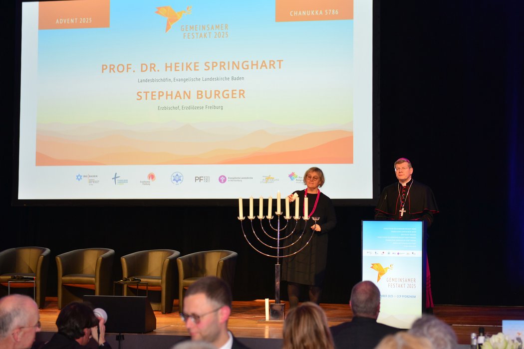 Landesbischöfin Prof. Heike Springhart (rechts) und Erzbischof Stephan Burger (links)