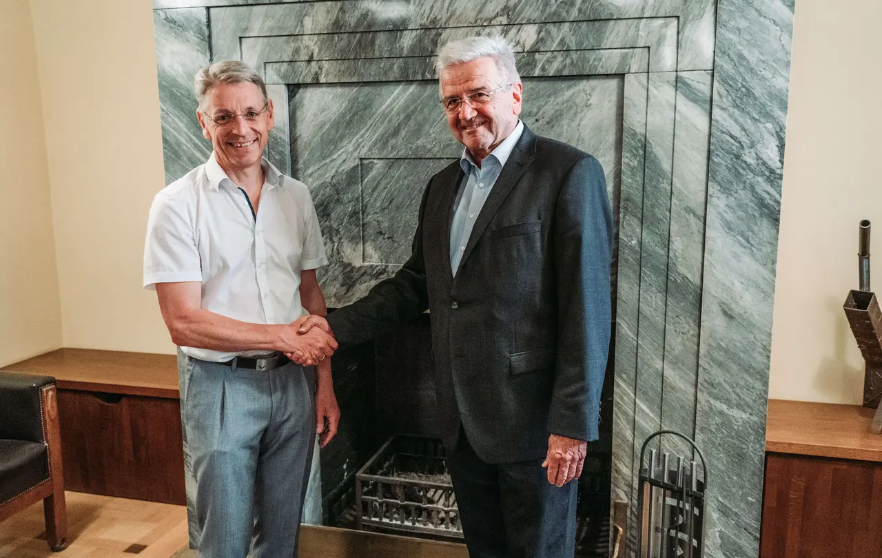 Gregor Bergdolt, Bereichsleitung für Notfallseelsorge der Evangelischen Landeskirche in Baden (links) gratuliert Hermann Schröder.