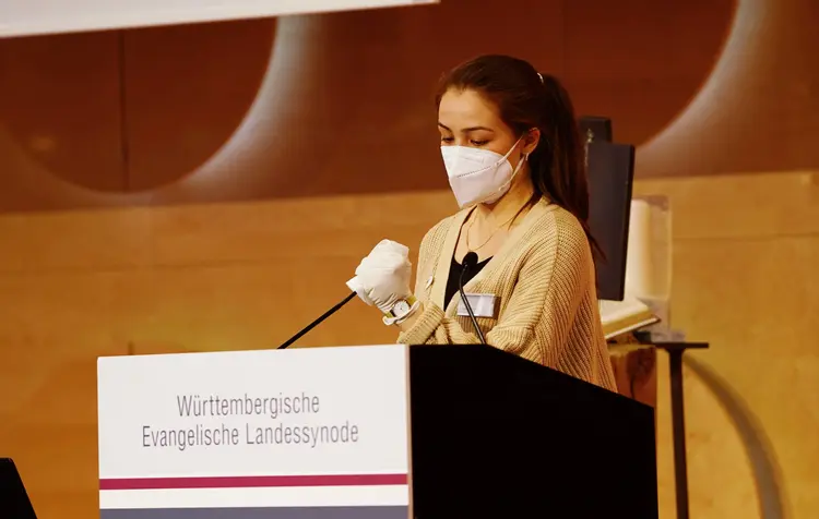 Hygiene ist Pflicht - nach jedem Wortbeitrag am Rednerpult wird sorgfältig desinfiziert.