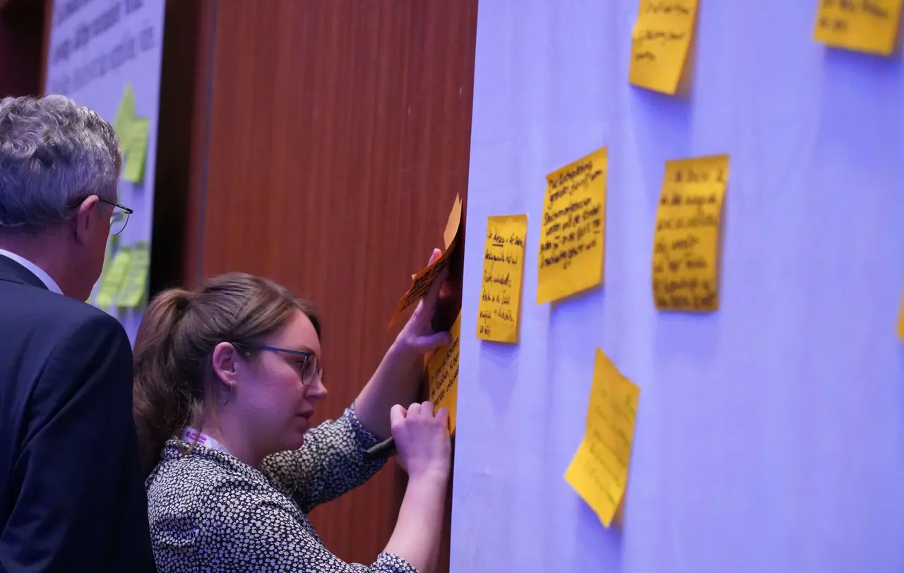 Zum Abschluss des Innovationstages formulierten die Teilnehmenden Thesen und erhielten darauf Antworten vom Oberkirchenrat der Landeskirche.