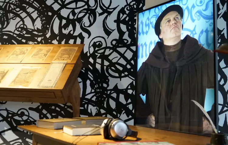 Im Stuttgarter Bibelmuseum „bibliorama“ lässt sich viel über die Geschichte der Bibel und ihrer Übersetzungen erfahren - einschließlich der Lutherbibel (Archivfoto).