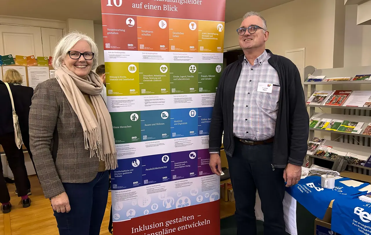Sabine Foth sprach beim EKD-Fachtag “Inklusive Arbeitswelten gestalten” über ihre Erfahrungen als Arbeitgeberin, Synodalpräsidentin und als Ehrenamtliche ihrer Kirchengemeinde. Hier im Bild mit Pfarrer Thomas Mann, Inklusionsbeauftragter für den Pfarrdienst der Landeskirche