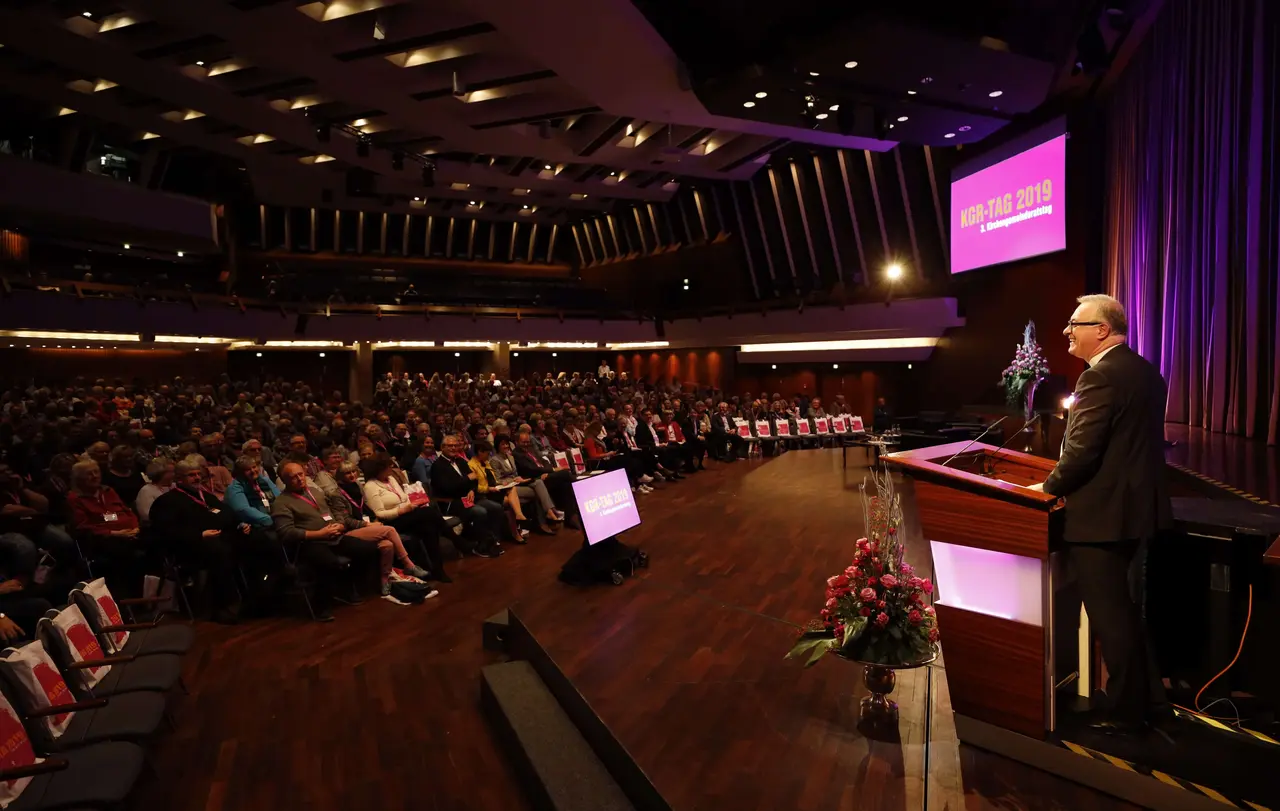 Rund 1.000 Kirchengemeinderätinnen und -räte sind Landesbischof Julys Einladung in die Fellbacher Schwabenlandhalle gefolgt.