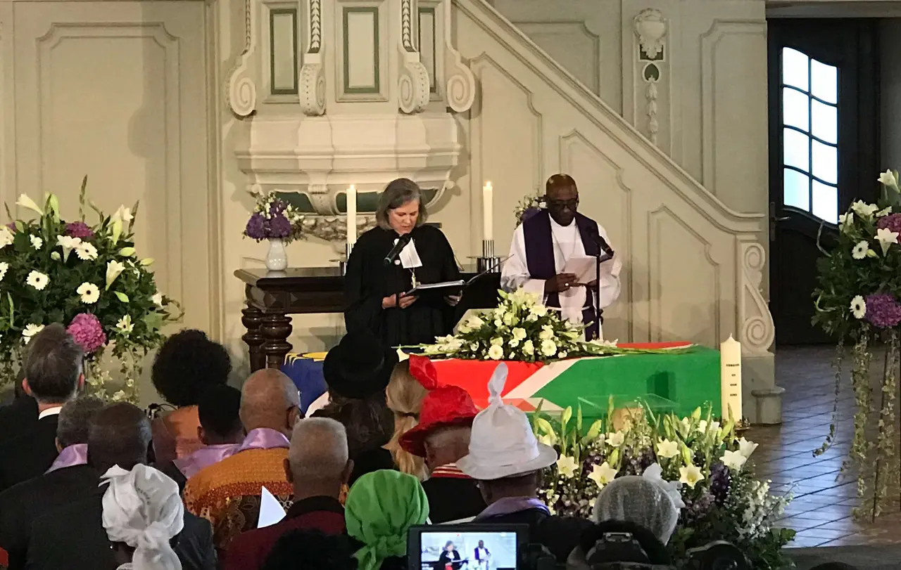 Gedenkgottesdienst zur Übergabe von Gebeinen an Namibia Sie hielten die Predigt: Petra Bosse-Huber und Ernst//Gamxamub im Gedenkgottesdienst zur Übergabe von Gebeinen an Namibia